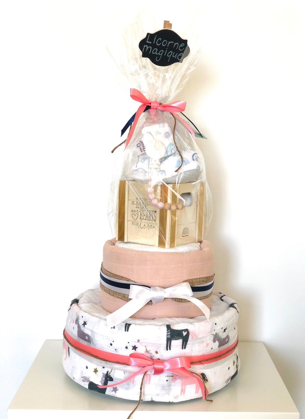 Gâteau de couches - Licorne (grand) avec pantoufles Bébé-Chaud et attache-suce Bulle